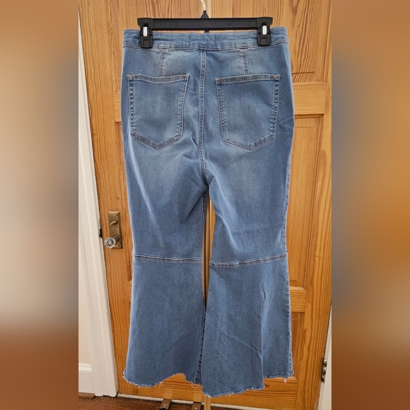 We The Free Wide Legged Raw Hem Jeans Size 30 - Picture 2 of 6